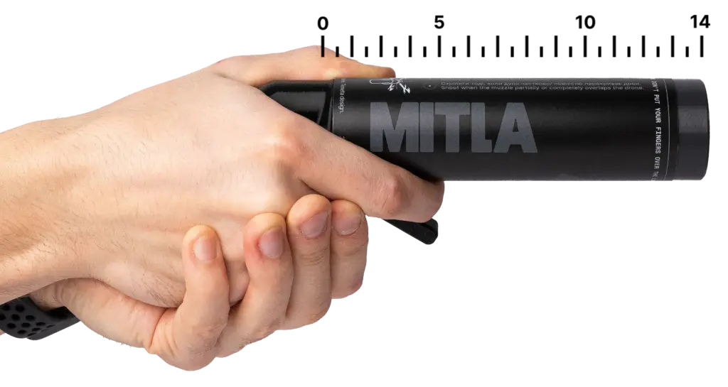 Сіткомет Мітла поруч із лінійкою